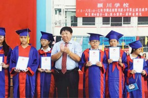 董事長張子諒與 畢業生合影。