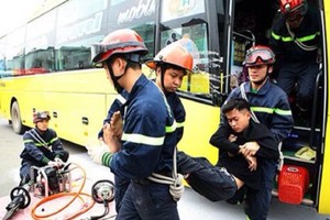 河內市消防警察在演習客車遇險時搶救乘客行動。(圖源：互聯網)