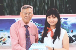 王沛川校長頒發獎品給學生。