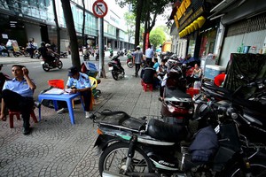 第一郡巴斯德街人行道被路邊攤、摩托車佔據。