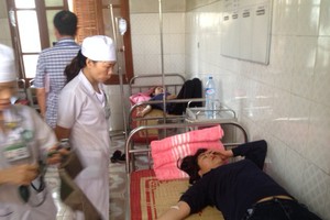 圖為疑似食物中毒的工人在醫院接受治療。（圖源：互聯網）