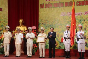 圖為河內市人委會副主席黎鴻山（右三）向黨務工作及群眾工作等科頒授三等捍衛祖國勳章。（圖源：新河內報網）