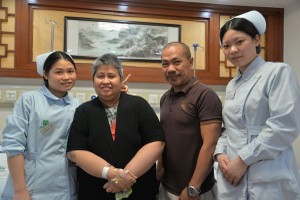 吉恩與醫護人員合影。