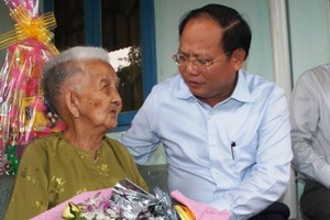 圖為畢成剛副書記代表市領導向陳氏足老大娘祝壽並贈送禮物。（圖源：俊雨）