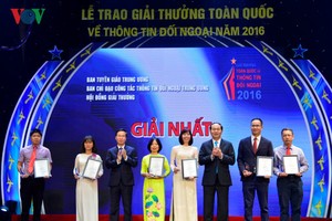 圖為國家主席陳大光（右三）與中央宣教部長武文賞（左三）在儀式上頒發獎狀。（圖源：VOV視頻截圖）