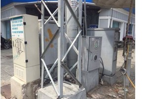 在奠邊府-范玉石街四岔路街角四個“糾纏”在一起的電信櫃。(圖源：互聯網)