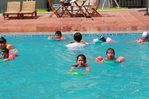 利用暑假給孩子學游泳是許多家長的選擇。(示意圖源：互聯網)