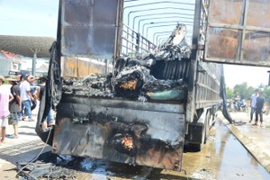 卡車自燃撲滅後連車帶貨付諸一炬。（圖源：清波）