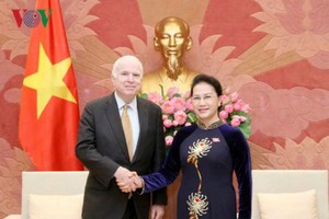 國會主席阮氏金銀在國會大廈接見了由美國參議員、美參議院軍事委員會主席約翰‧麥凱恩。（圖源：VOV）