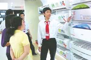 民眾選購空調。(圖源：互聯網)