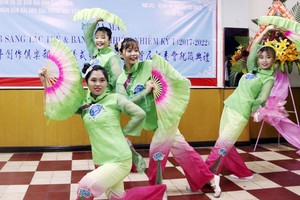 啟秀華文中心學生表演《荷塘月色》舞蹈。