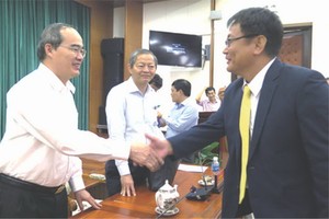 市委書記阮善仁與各企業代表會晤。（圖源：互聯網）