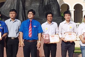 記者趣兒(右一)領獎一瞥。（資料圖：仁建）