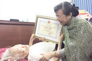 市人民議會主席阮氏決心探望並祝壽杜氏紅老大娘。（圖源：互聯網）