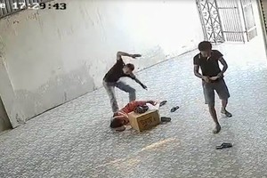 圖為女家主突遭2名青年前來毆打。（資料圖來源：監控視頻截圖）