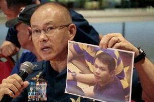 菲警方召開新聞發佈會，公佈酒店槍手照片。（圖源：路透社）