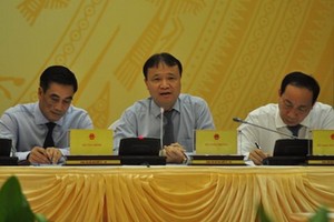 工商部副部長杜勝海（中）在新聞發佈會上回答記者的提问。（圖源：在線投資網）