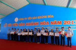 主辦單位向燕窩資源工作中擁有傑出成績的集體及個人辦法獎狀。（圖源：越南農業網）