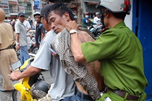 歹徒被押送到公安派出所。（示意圖源：互聯網）