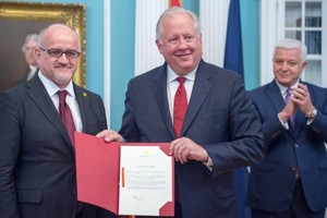 美國副國務卿托馬斯‧香農（中）展示黑山加入北約文件。左為黑山外長達爾馬諾維奇。（資料圖：AFP）