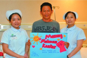 丘傑夫與護士們。