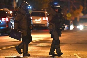 圖為澳大利亞警方拆彈小組趕往現場進行仔細檢查。（圖源：路透社）