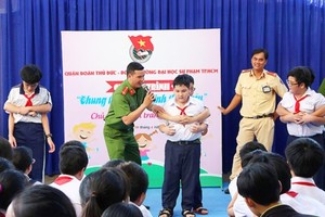 教導孩子武術以便自我防衛。