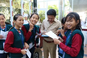 國貨小天使們互相交流。