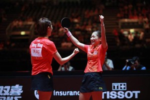 丁寧與劉詩雯慶祝勝利。(圖源：互聯網)