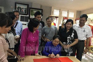 市委副書記武氏蓉在廣西越南學校紀念館簽名薄上題詞。（圖源：市黨部新聞網）