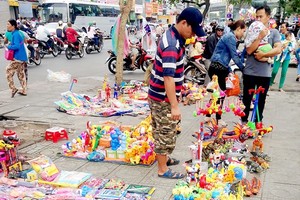 在本市第一兒童醫院門外擺賣的兒童玩具 極多是無標籤的。