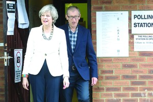 英國首相、保守黨領導人特蕾莎‧梅及丈夫投票後從投票站走出。（圖源：互聯網）