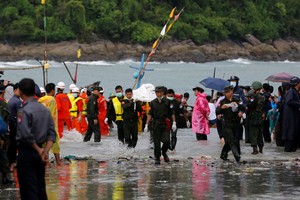 圖為救護隊在緬甸軍機墜毀現場附近進行救護工作。（資料圖：路透社）