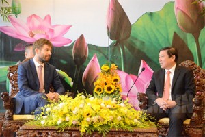 市人委會主席阮成鋒接見捷克共和國司法部長羅伯特‧培利坎（左）。（圖源：市黨部新聞網）