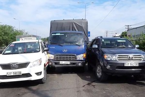 卡車(中）從後面猛烈撞擊在等候交通信號燈的兩輛汽車，致車上乘客驚慌失色及導致交通擁堵。（圖源：互聯網）