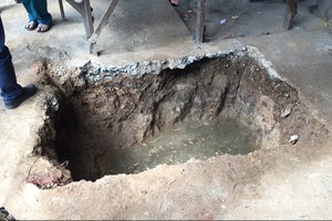 挖沙井時發現棺材的現場。（圖源：互聯網）