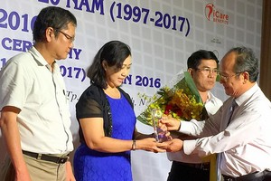 市加工出口區與工業區管委會主任阮黃能表彰各 典範企業家。(圖源：互聯網)