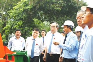 各代表參觀先進的垃圾車。（圖源：互聯網）