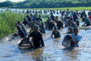 圖為宜春縣春園鄉及周邊各鄉的上千民眾手持筌、板罾、漁網、魚抄等，興高采烈地前往春園鄉潭域參加同花捕魚盛會。（資料圖：吳俊）