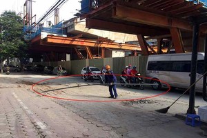 事發後，該工程工人立即趕來將鐵棍收拾。（圖源：互聯網）