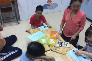 將來特殊教育學校師生在上美術課。