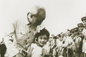 1957年5月，胡伯伯與幼年的王楓。（資料圖：互聯網）