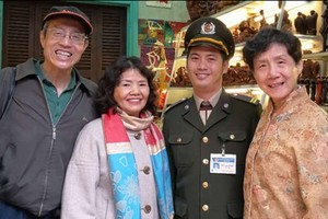 作者（右）在主席府紀念品商店。（圖源：互聯網）