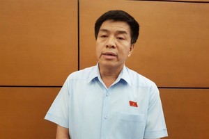 本市國會代表、空軍防空軍種政委林光代少將同日上午在國會會議小休時，就圍繞新山一機場的高爾夫球場問題回答了媒體的提問。（圖源：互聯網）