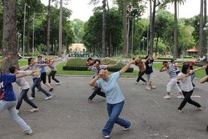 民眾在第一郡騷壇公園內休閒和做運動。