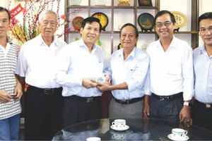 阮玉英主編(左三)接受王永勝理事長移交善款。