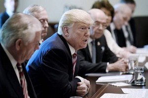 美總統特朗普和內閣在白宮舉行的一個會議上講話。（圖片來源：OLIVIER DOULIERY/POOL）