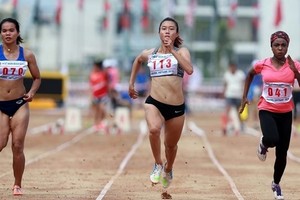 越南選手黎秀征（中間）在比賽中。（圖源：互聯網）