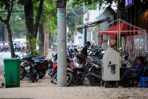 圖為本月14日下午，第一郡阮廷召街人行道被佔據。（資料圖：黃潮）