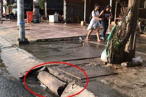 平新郡安樂Ａ坊火箭街上被人為阻塞的沙井口。